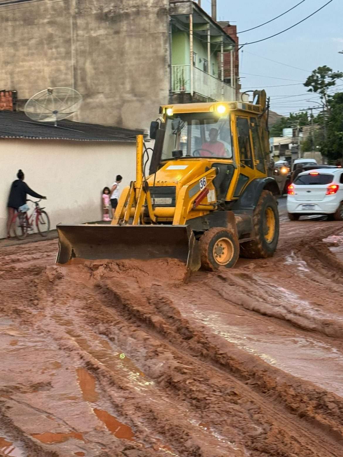 equipes da prefeitura de volta redonda seguem atuando na limpeza da cidade após temporal com vento lama