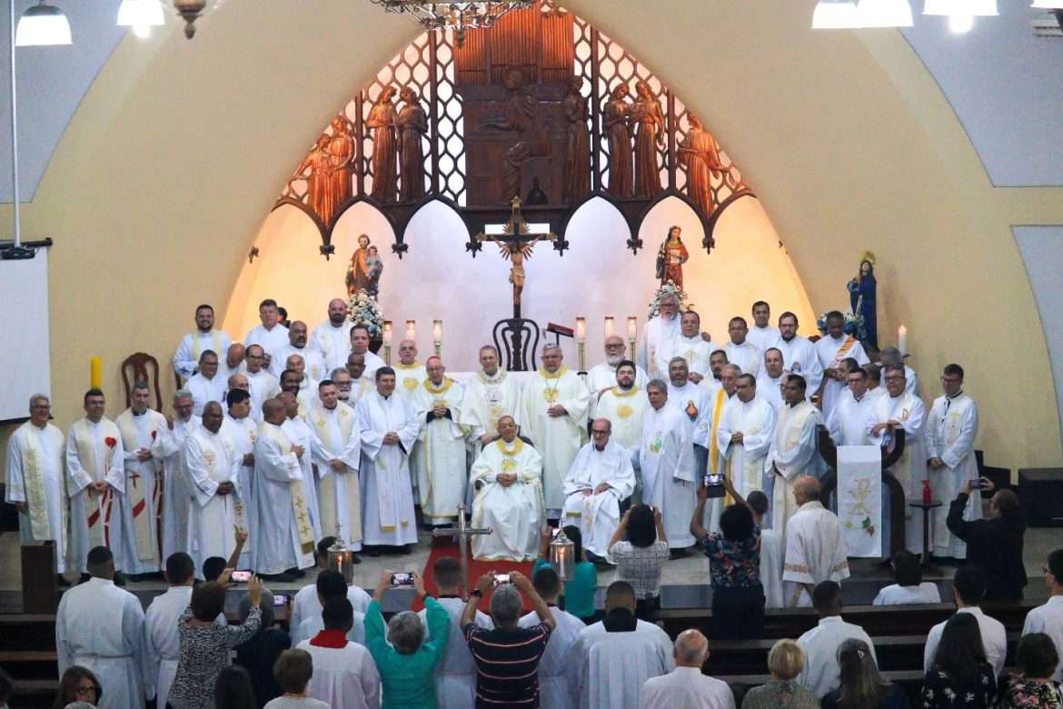 estiveram presentes o bispo diocesano, dom luiz henrique, e outros divulgação