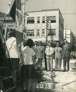 inauguração da praça da liberdade, ao centro, o prefeito moacyr chiesse acervo histórico