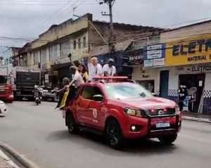 jogadores e comissão técnica do voltaço desfilam em carro dos bombeiros, em volta redonda divulgação1