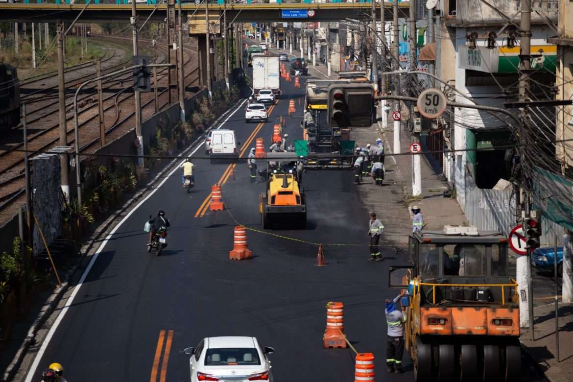 mais de 300 vias de volta redonda ganham o novo asfalto em parceria entre município e estado cris oliveira secom