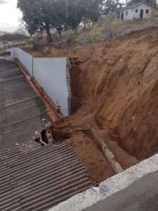 muro de contenção em construção desaba em cima de escola em valença divulgação