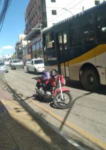 notas e notas toda errada e estacionada em ponto de Ônibus foto divulgaÇÃo pmvr