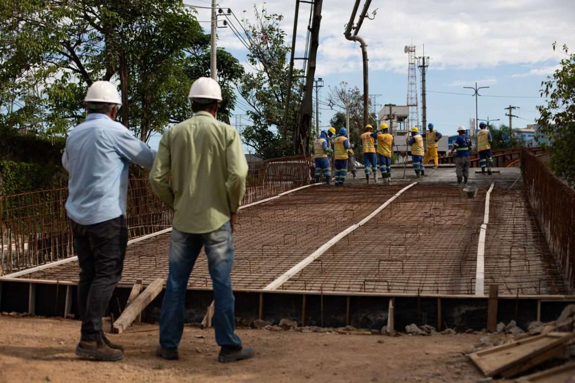 rampa de descida da nova alça do viaduto heitor leite franco, em volta redonda, recebe concretagem cris oliveira secom