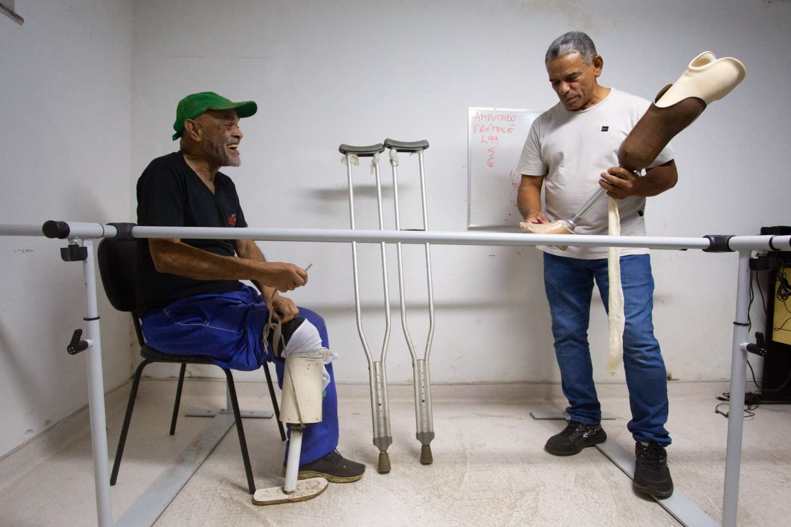 saúde de volta redonda garante mais mobilidade e ‘nova vida’ a morador que improvisava prótese de pvc cris oliveira geraldo gonçalves111