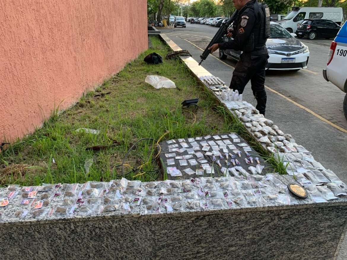 18.cf.res.polÍcia.traficantes fogem da pm e deixam para trás.divulgaÇÃopm