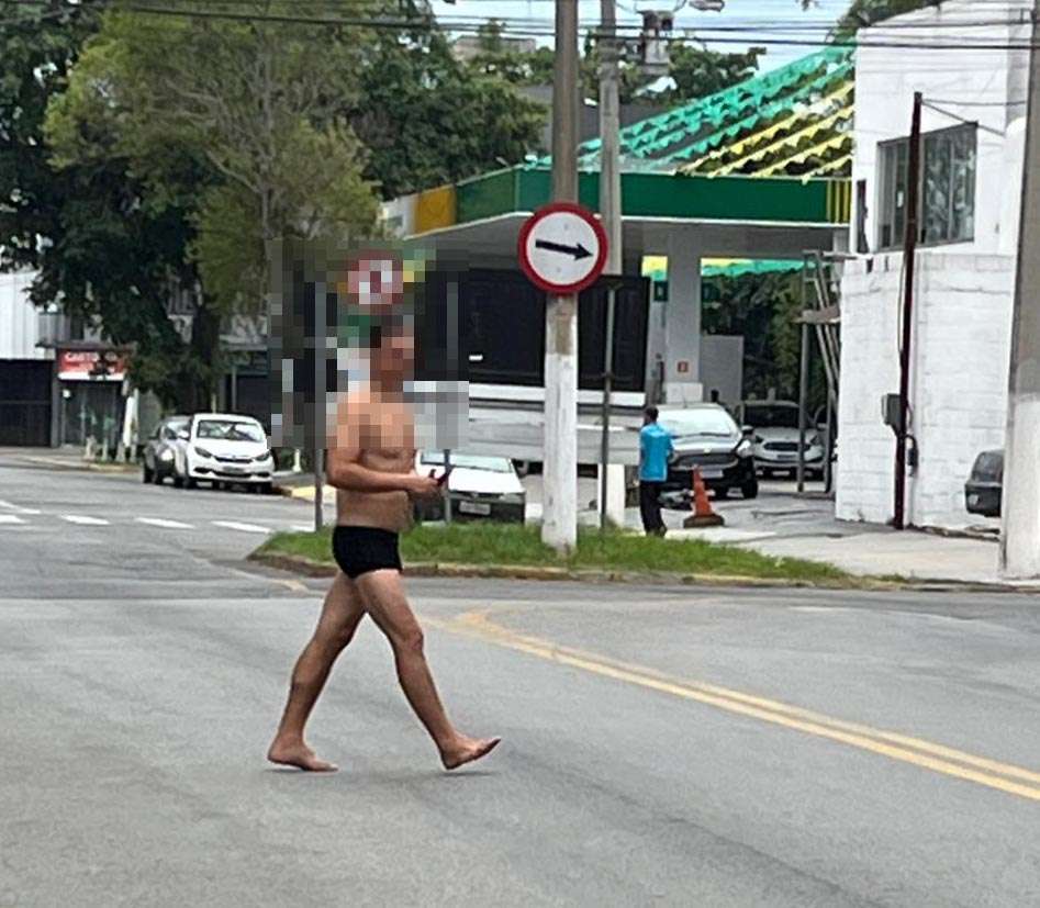 35.cf.res.polÍcia.homem é flagrado só de cueca.2.rua.redessociais