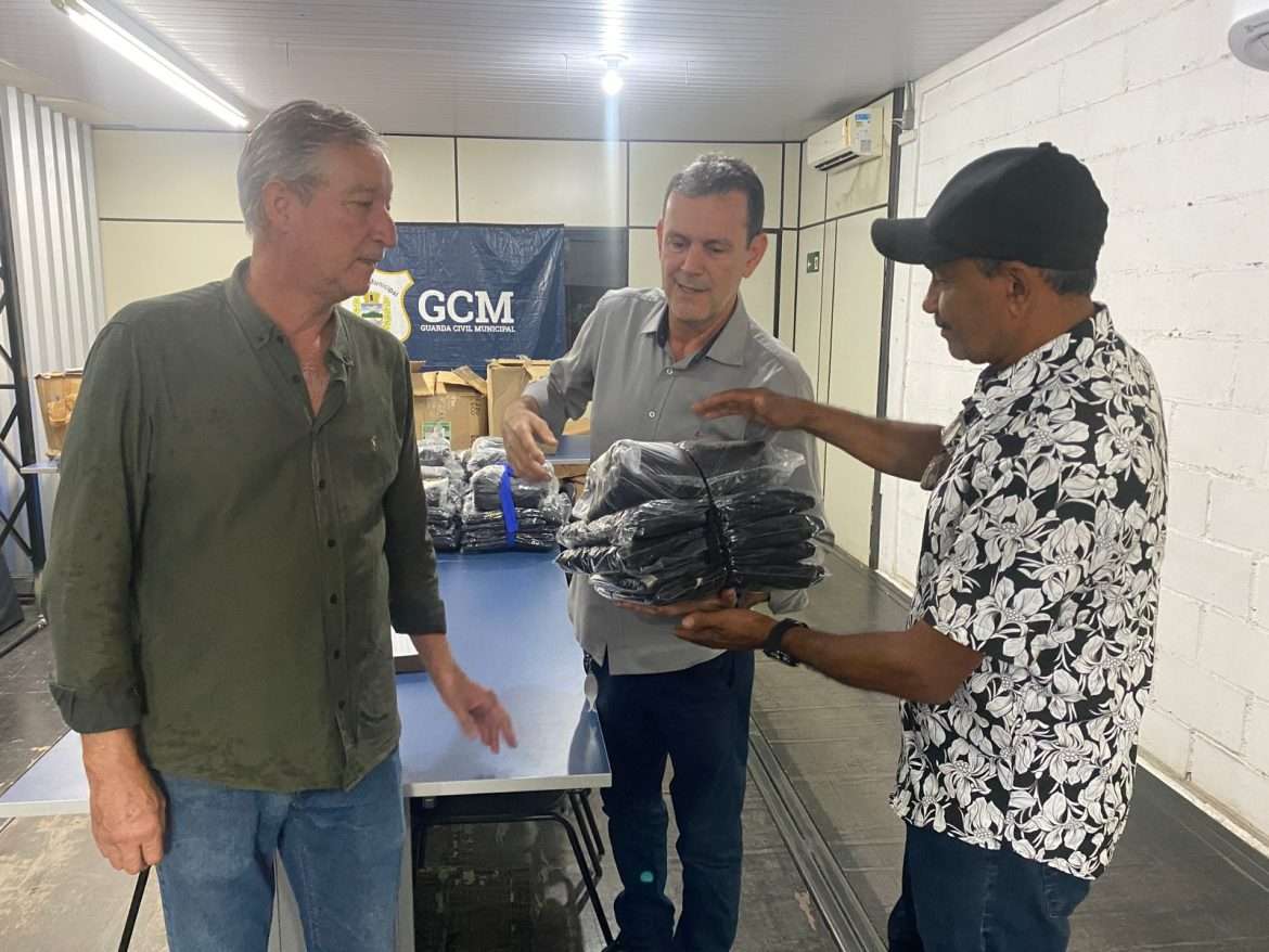 41.cf.res.cidades.irineu entrega novos uniformes.1.entrega.geninhopmi