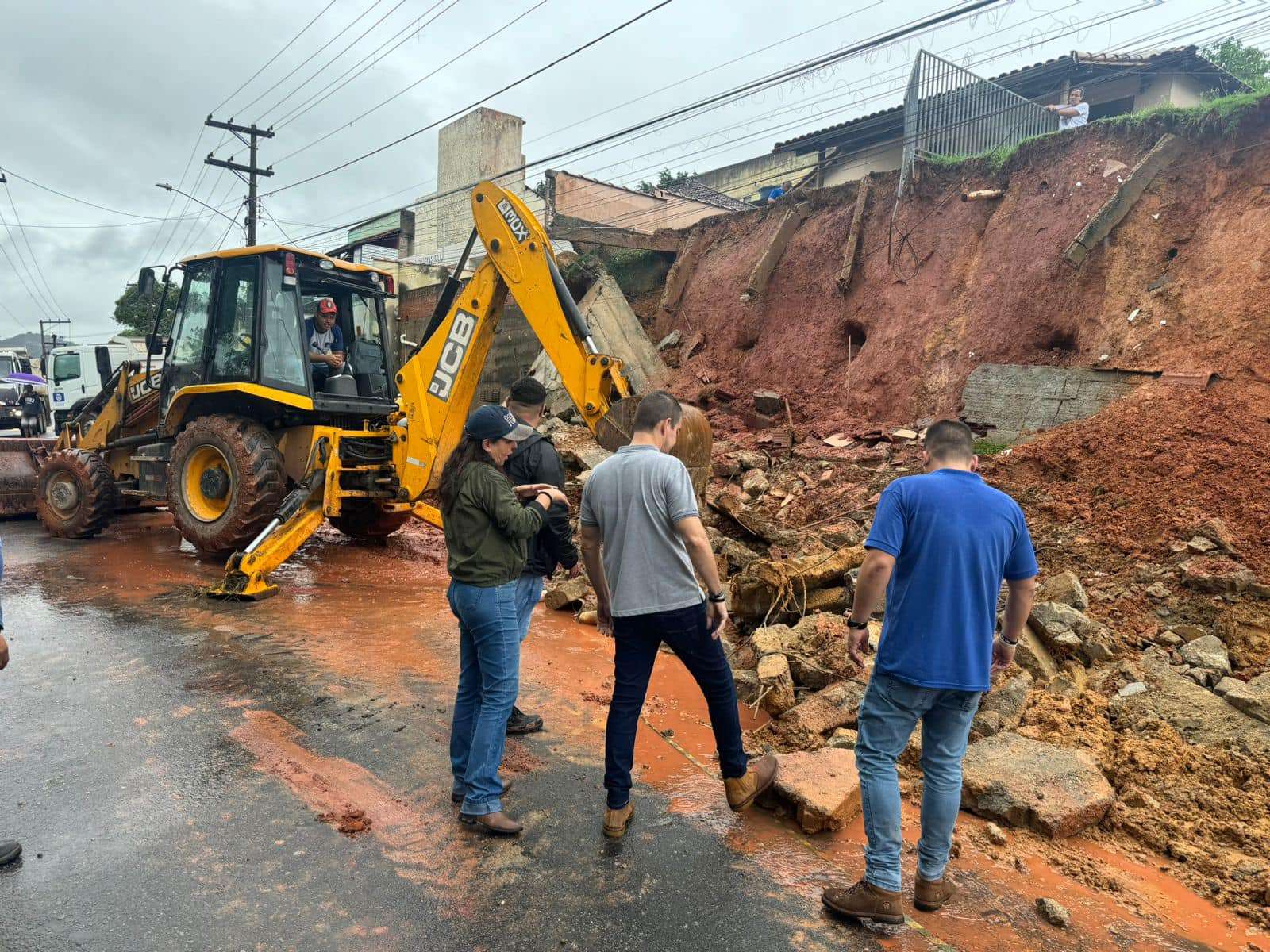 50.cf.res.cidades.defesa civil segue.3.entulho muro.divulfaÇÃopmr