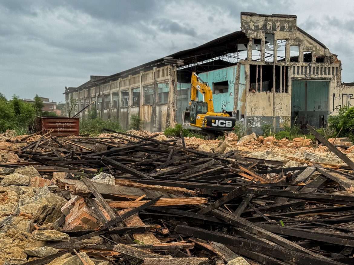 a 29 cidades = iniciada demolição de galpões abandonados no bairro roberto silveira felipe vieira pmbm (2)