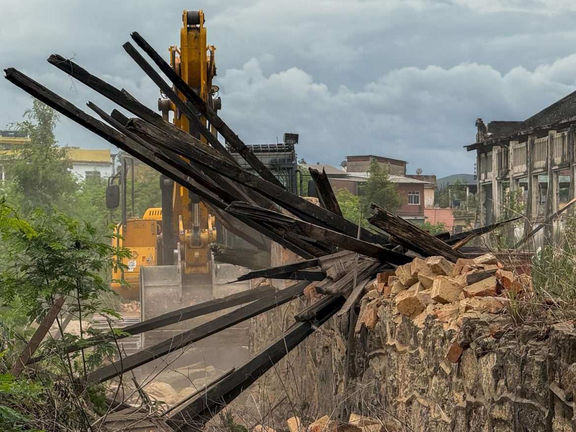 a 29 cidades = iniciada demolição de galpões abandonados no bairro roberto silveira felipe vieira pmbm (3)