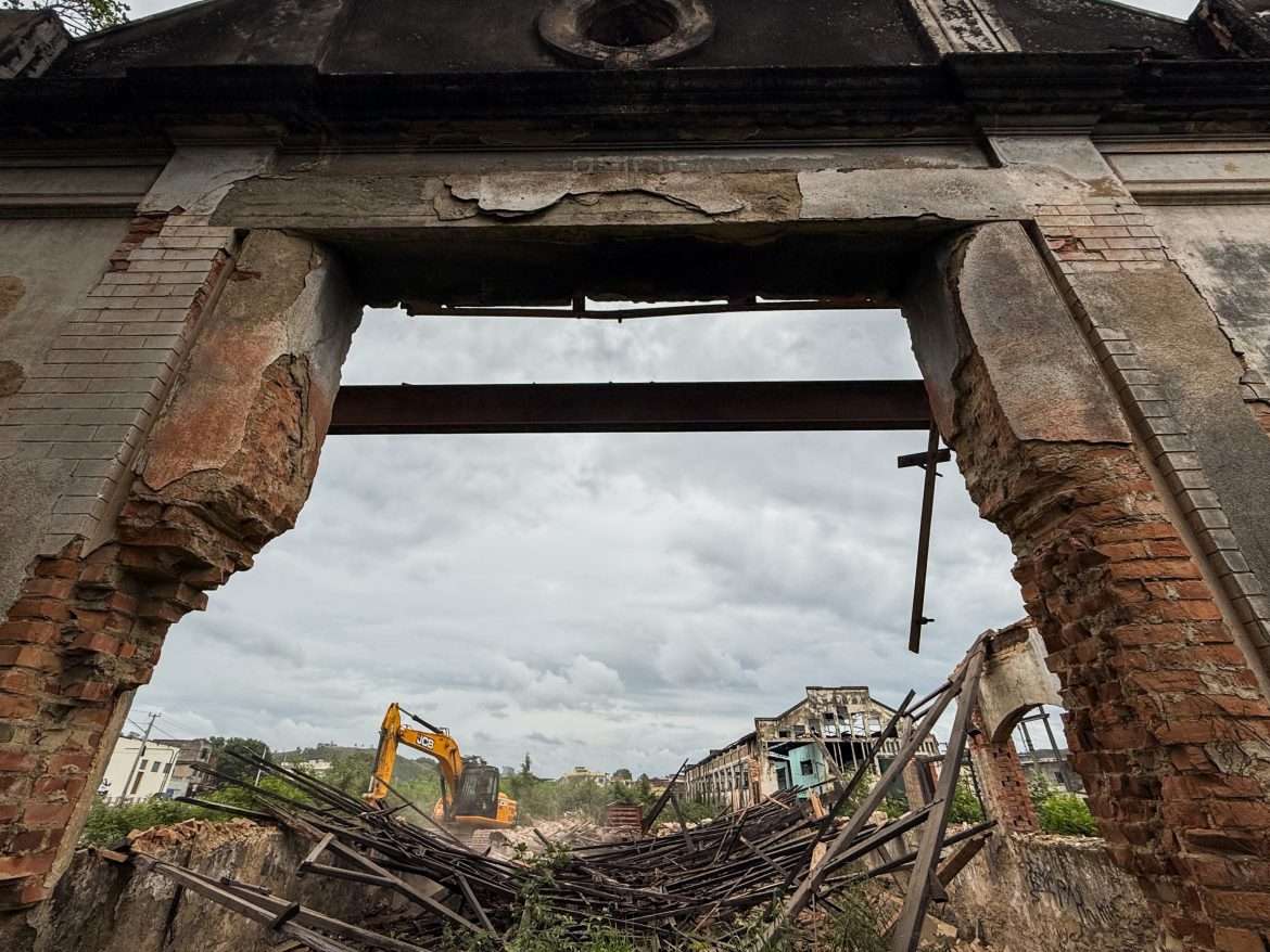 a 29 cidades = iniciada demolição de galpões abandonados no bairro roberto silveira felipe vieira pmbm (5)