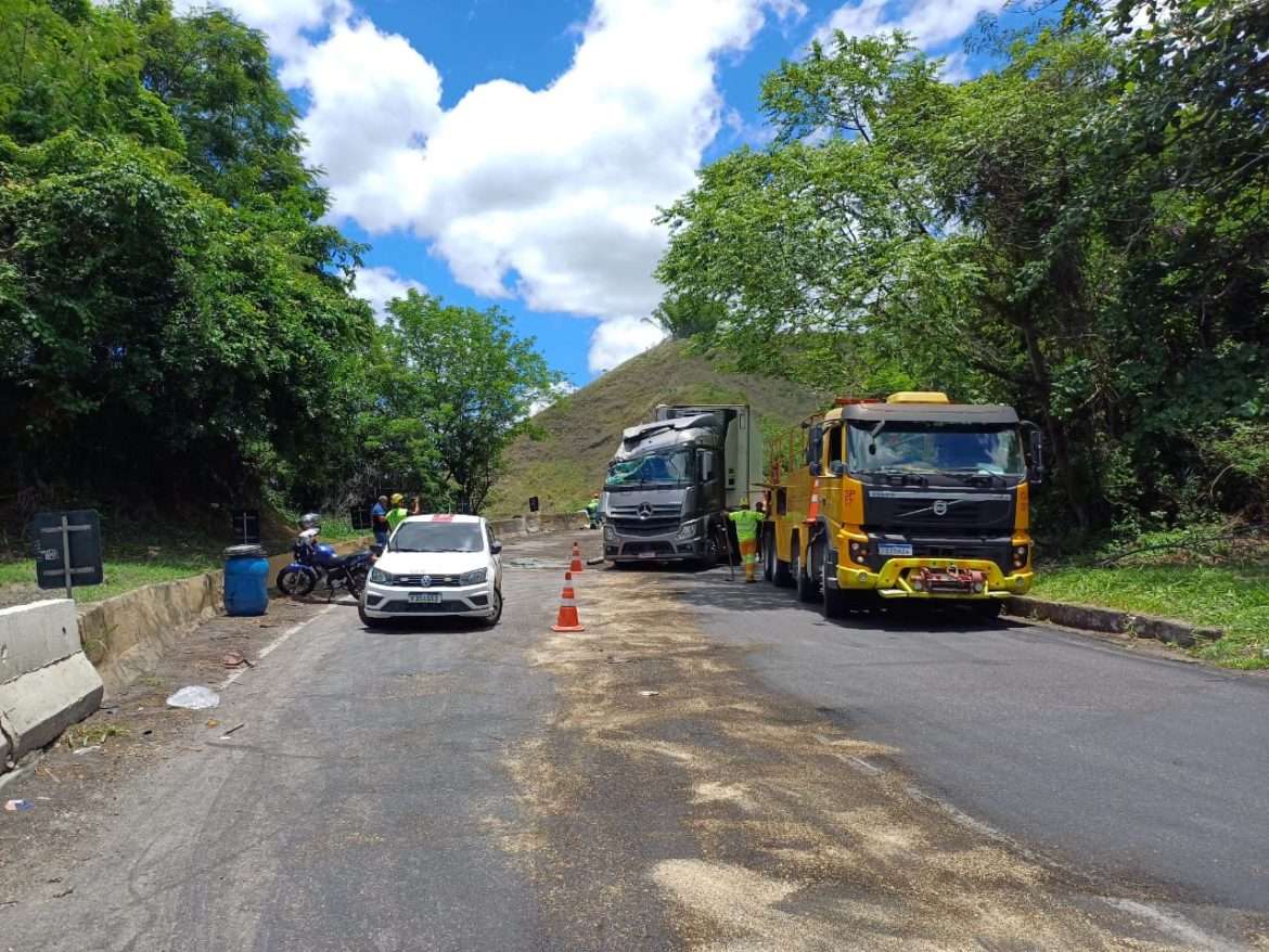 d polÍcia 10 cf prf registra tombamento seguido de saque de carga e de 23 quilômetros de congestionamento divulgaÇÃo (2)