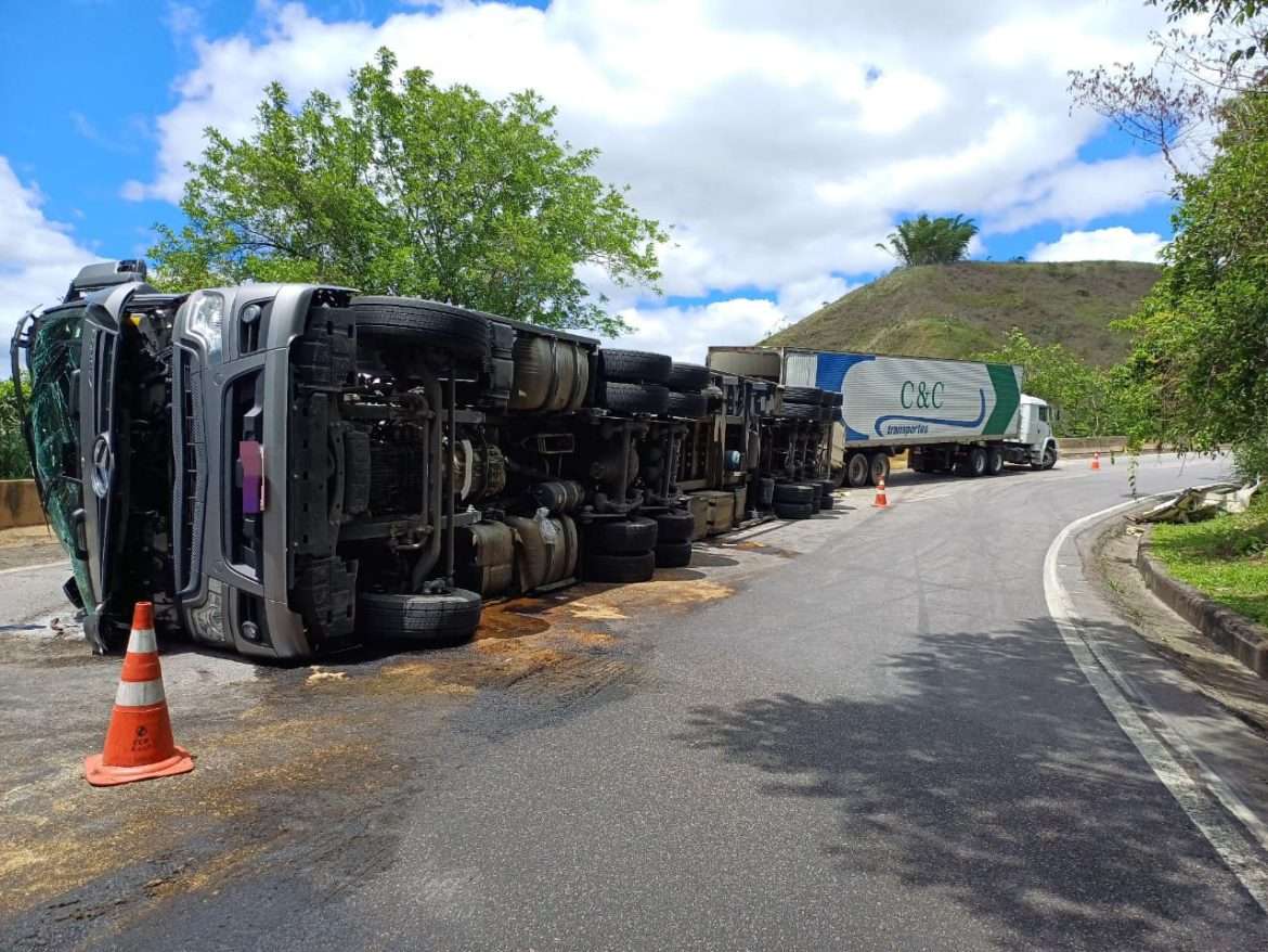 d polÍcia 10 cf prf registra tombamento seguido de saque de carga e de 23 quilômetros de congestionamento divulgaÇÃo (6)