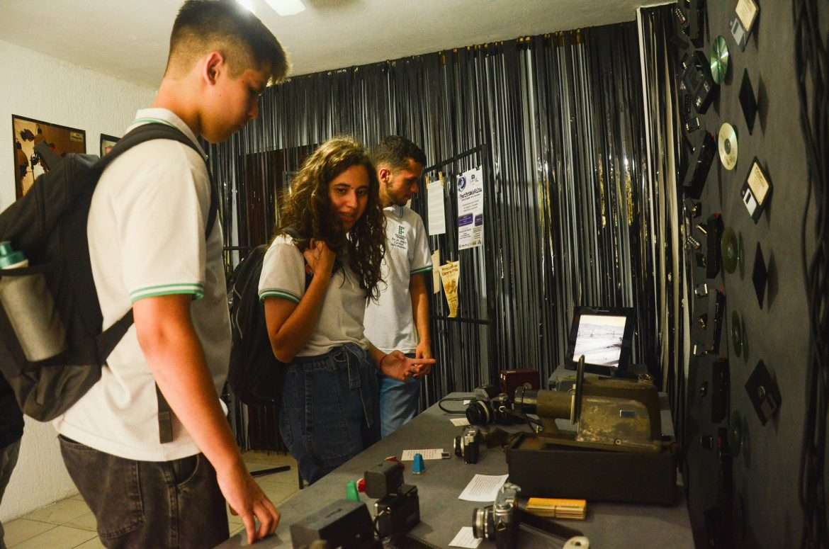 estudantes do iff em visita a exposição foto michel monteiro