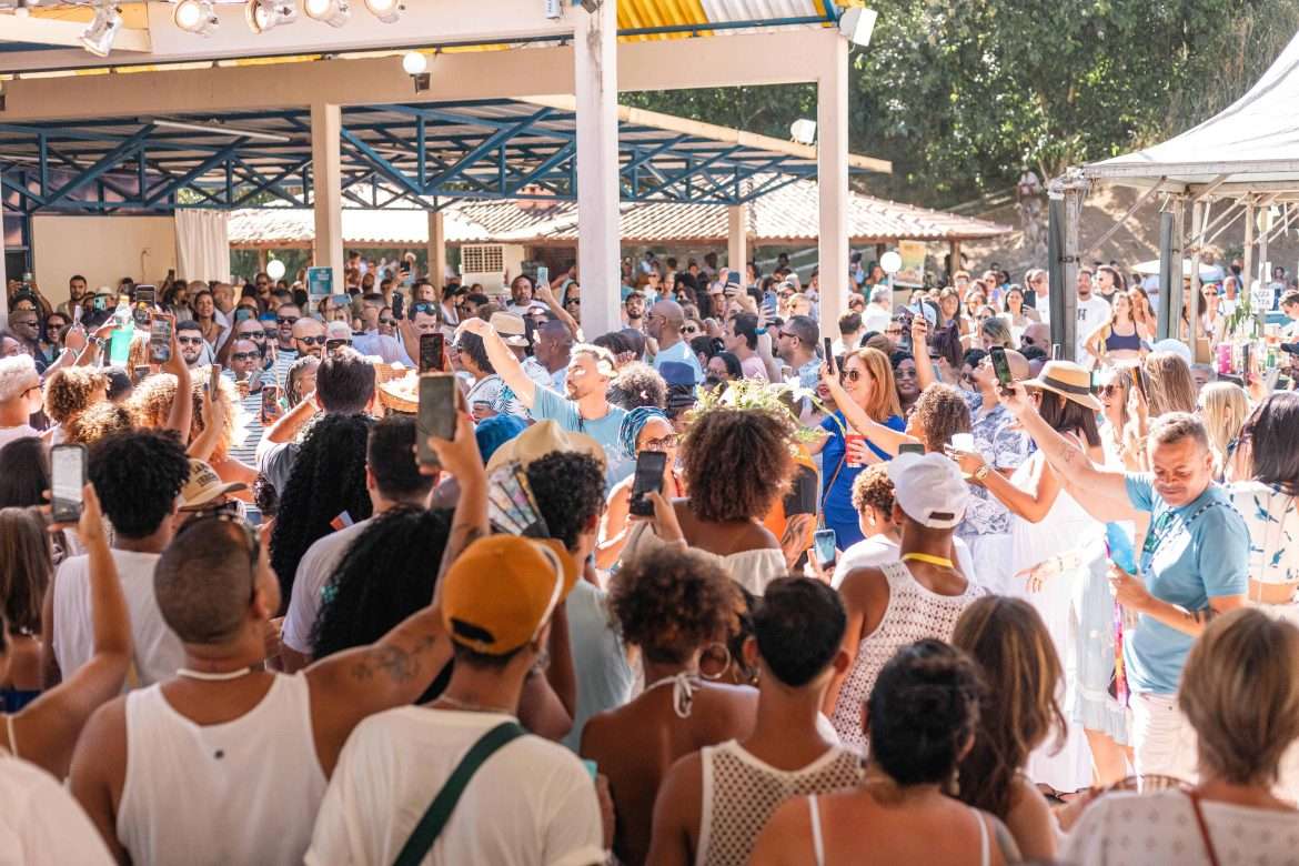 o cortejo de chega do samba da jurema é sempre uma atração a parte