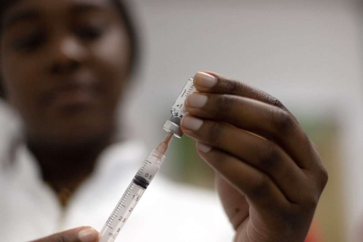 profissionais da educação de volta redonda que atuam em berçários receberão vacina de prevenção à coqueluche arquivo secom