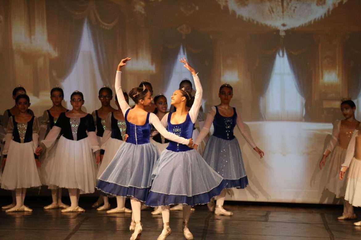 público é atraído pelo espetáculo ‘branca de neve’ no teatro da fevre, em volta redonda cris oliveira secom