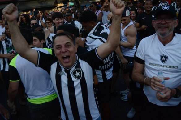 torcedores do botafogo festejam título da libertadores na praça da liberdade kids paulo dimas '