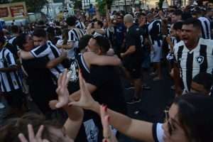 torcedores do botafogo festejam título da libertadores na praça da liberdade kids paulo dimas 11