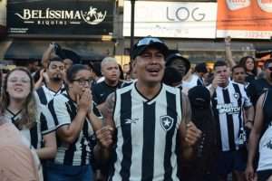 torcedores do botafogo festejam título da libertadores na praça da liberdade kids paulo dimas