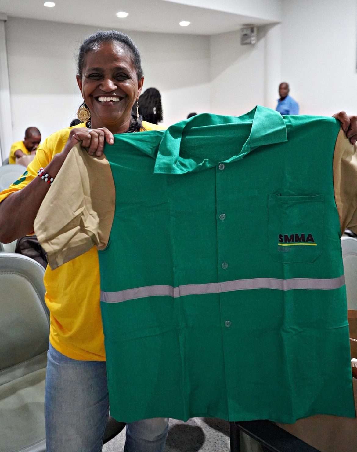 trabalhadores de três cooperativas de recicláveis recebem novos uniformes geraldo gonÇalves secom
