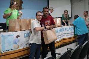 trabalhadores de três cooperativas de recicláveis recebem novos uniformes geraldo gonÇalves secom1