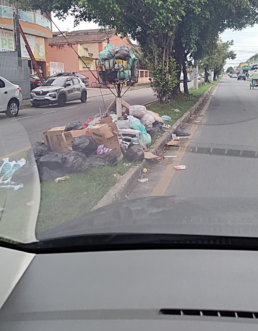 24.cf.res.cidades.moradores reclamam de falta.2.lixoespalhado.redessociais