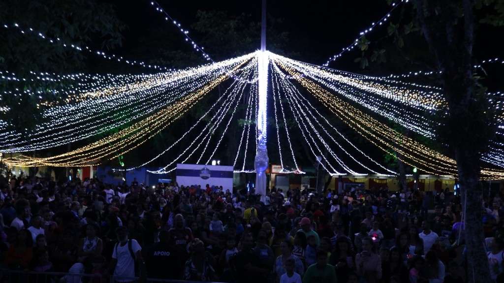 31.cf.res.cidades.prefeito de quatis inaugura projeto 'natal luz'.2.iluminaÇÃo.divulgaÇÃopmq