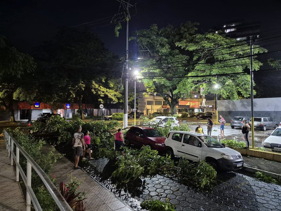 31.cf.res.cidades.temporal com ventania.1.carros.redessociais (2)