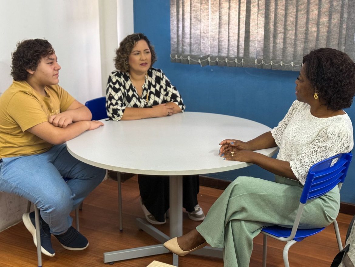 36 cidades vice prefeita e secretária de educação recebe estudante medalhista em olimpíadas de matemática felipe vieira