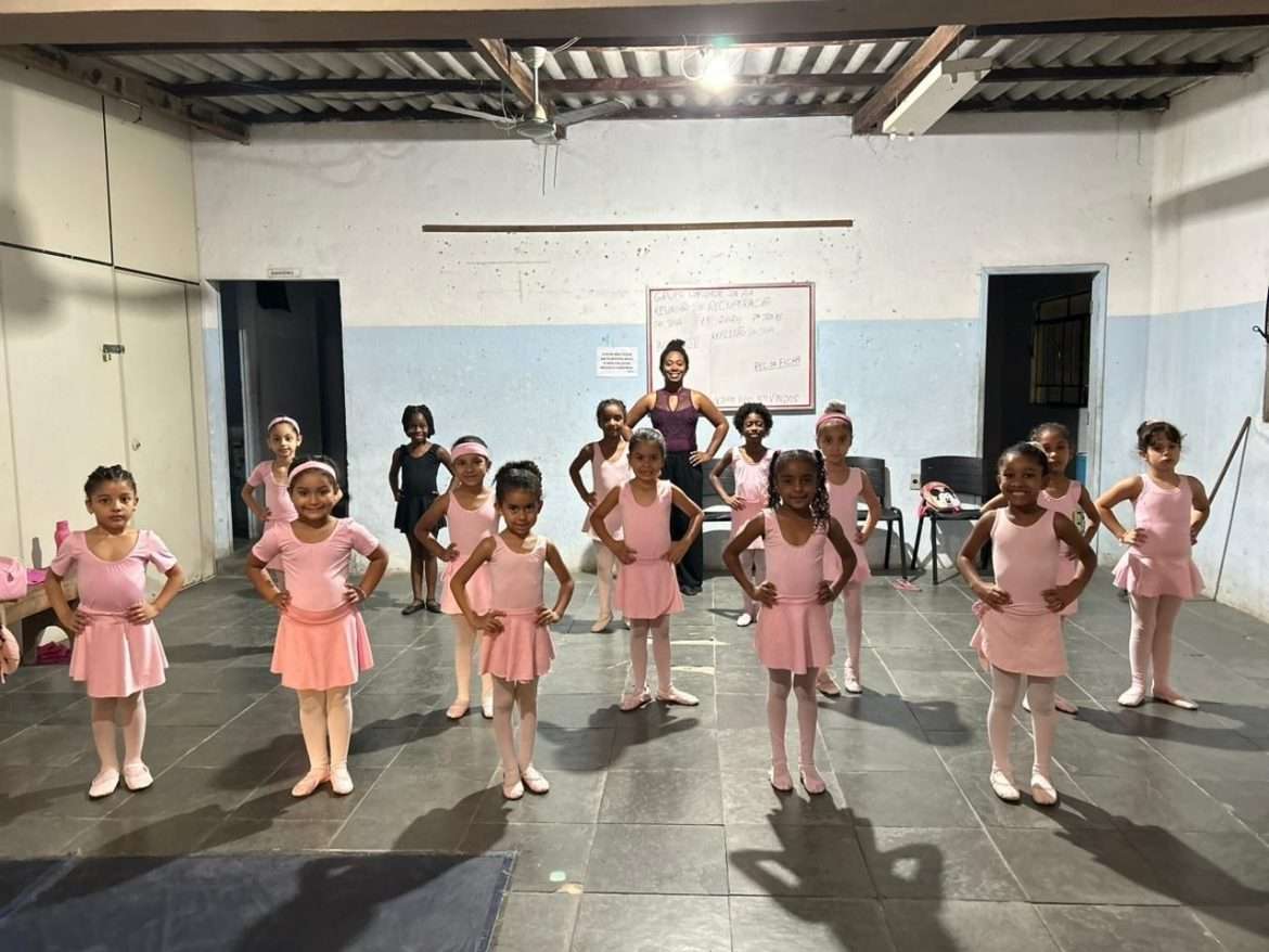 b.cf.32.cidades.professora de ballet busca apoio para ampliar turmas para meninas carentes divulgaçãoo