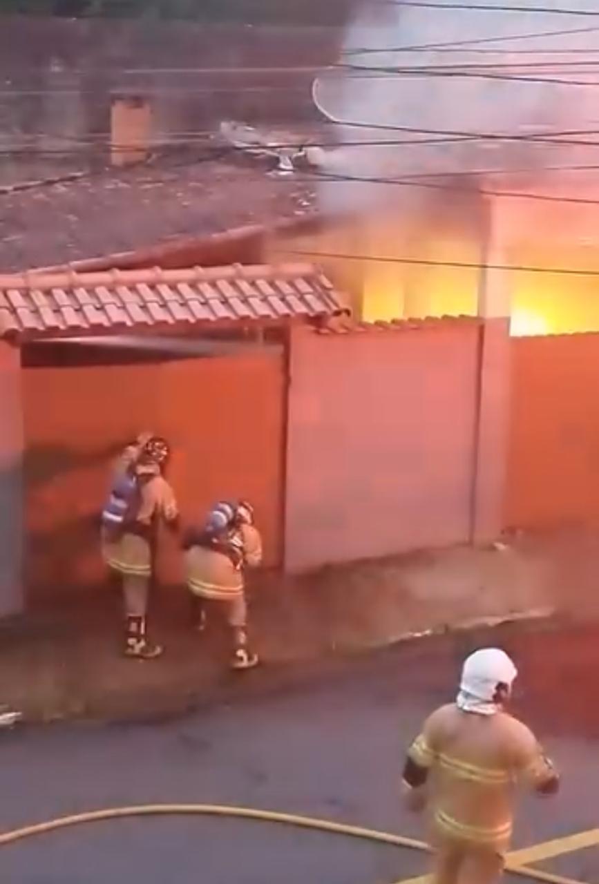 17.cf.res.cidades.residência é parcialmente incendiada.2portÃo.reproduÇÃo redes sociais