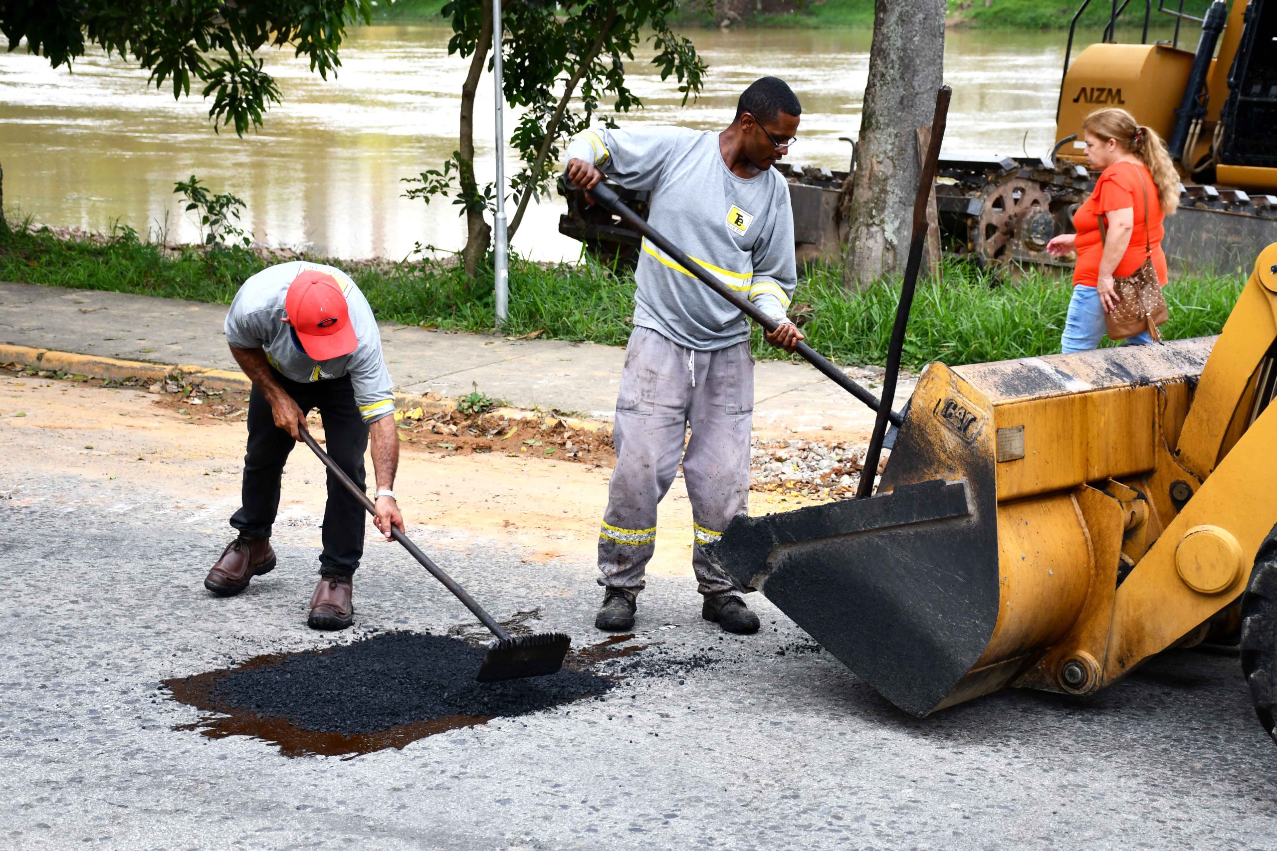 21.cf.res.cidades.resende reforça operação ‘tapa buracos’.1.5otoneladas.raimundobrasilpmr