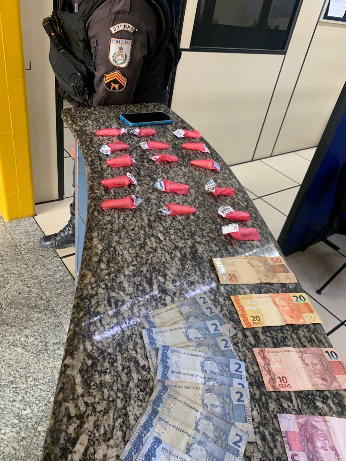 21.cf.res.polÍcia.jovem é preso por suspeita tráfico.divulgaÇÃopm