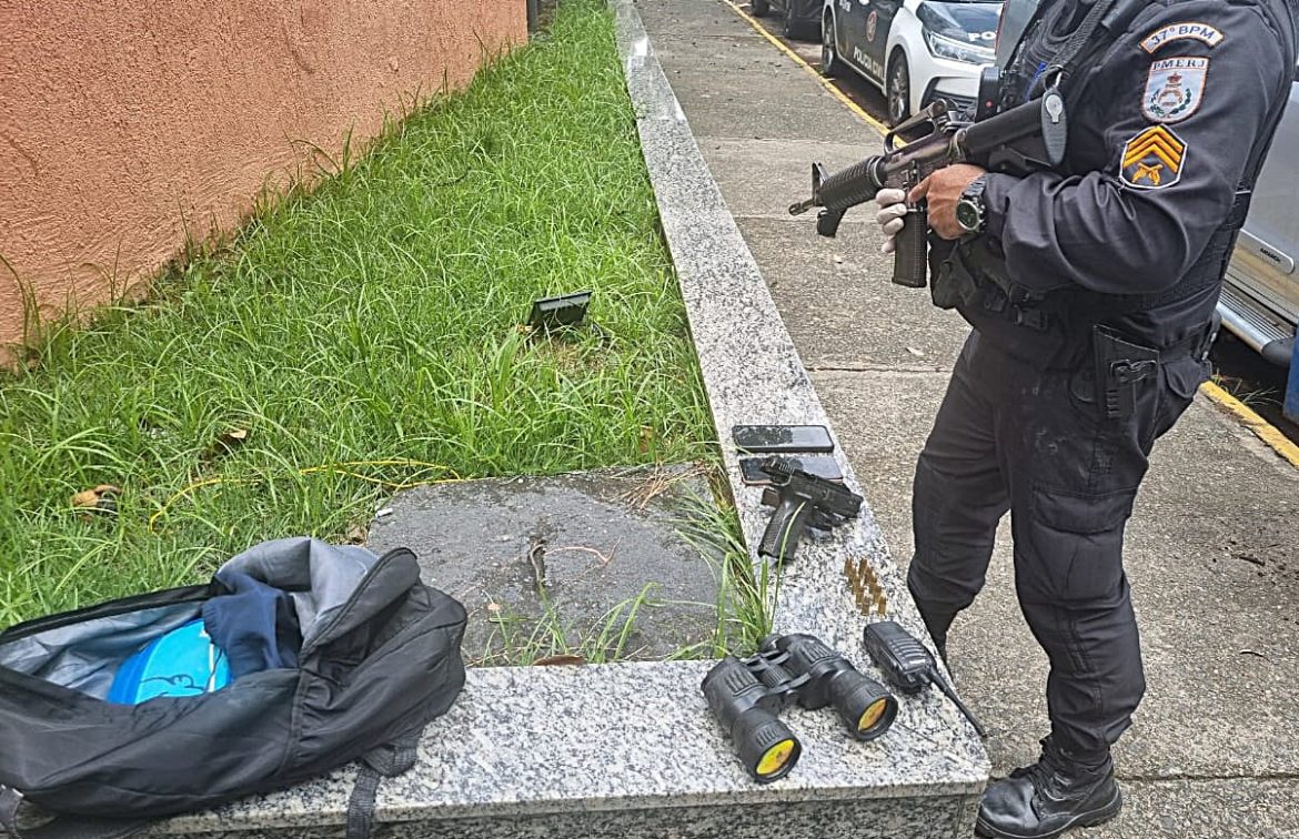 23.cf.res.polÍcia.dupla é detida com pistola e munições.divulgaÇÃopm
