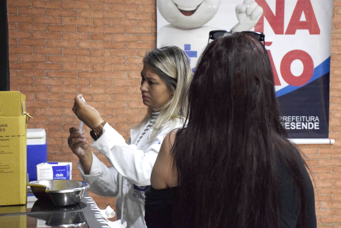 26.cf.res.cidades.prefeitura de resende promove vacinação.carinarochapmr