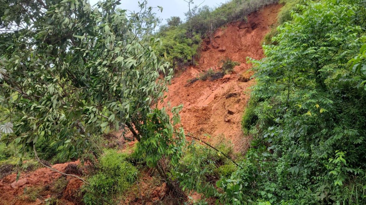 36.cf.res.cidades.temporal causa deslizamento de terra .1.desliizamento.divulgaÇÃopmr (3)