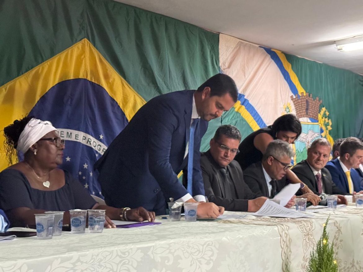 54.cf.res.polÍtica.kaio márcio e dona angela são ovacionados.1.posse.cyntia freitas