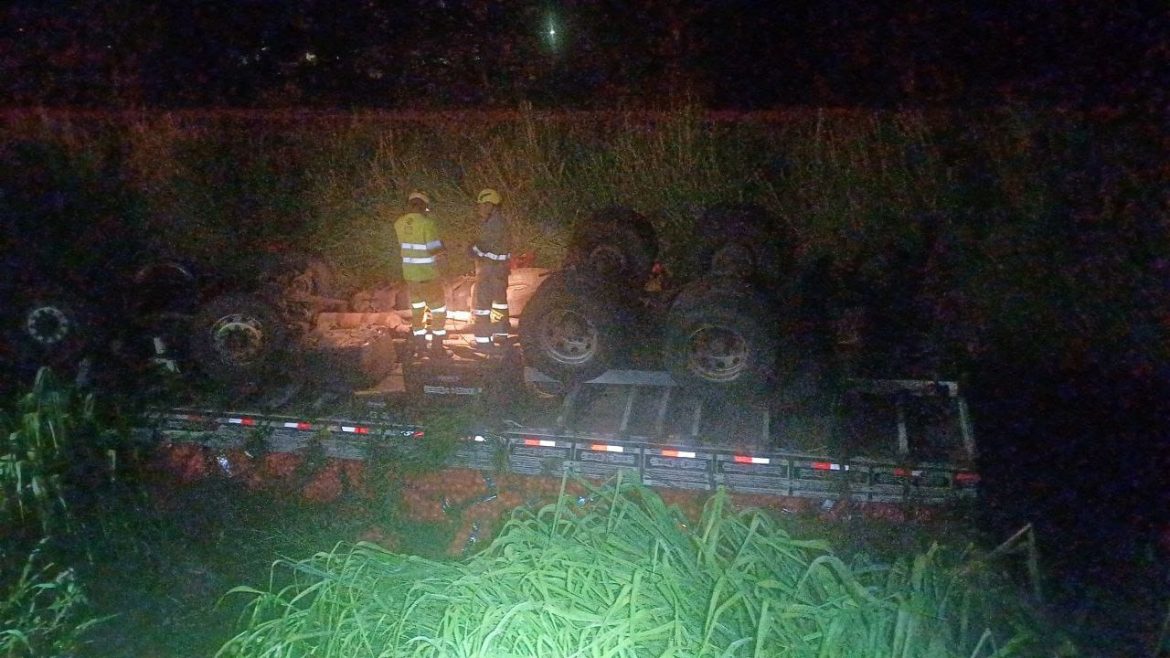 caminhão capota na dutra em resende divulgação