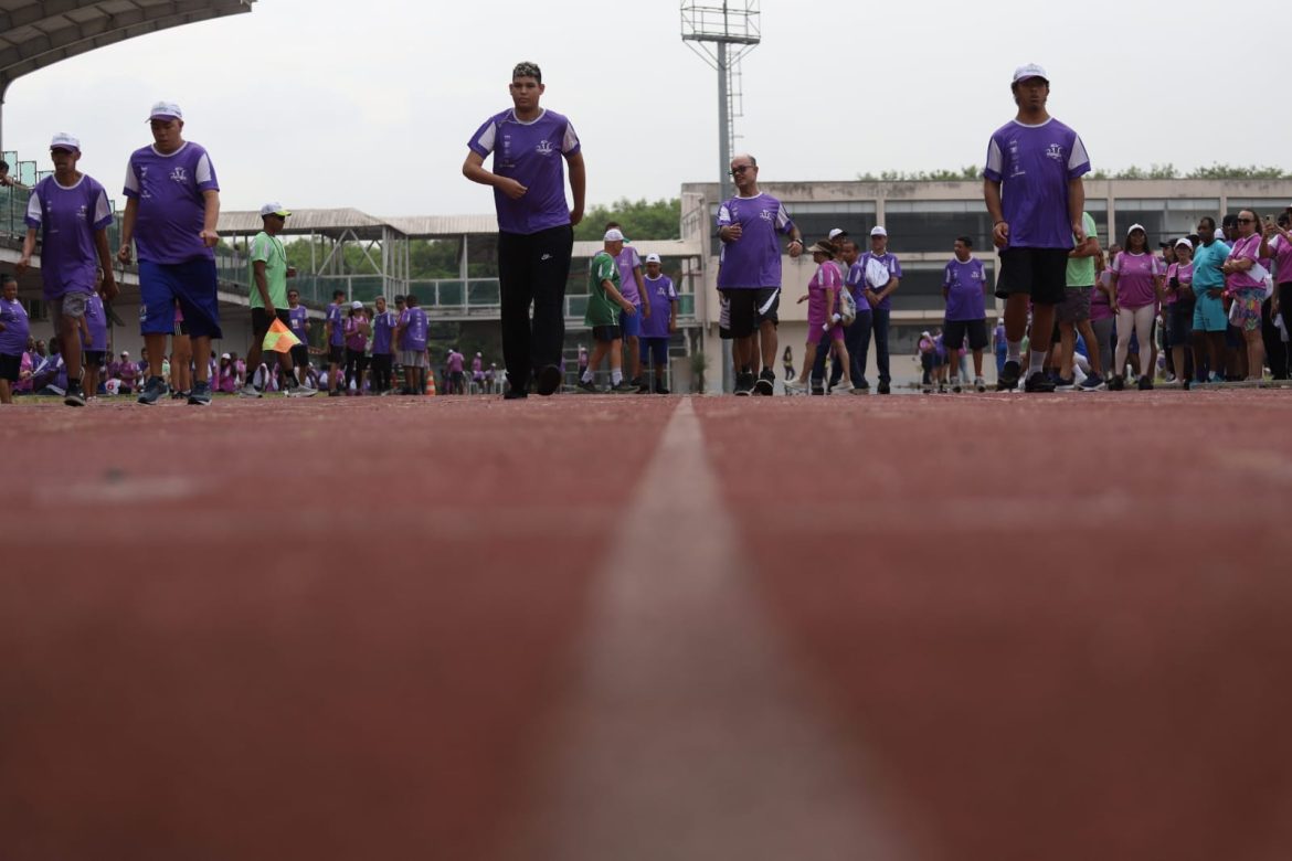 corrida e caminhada orientada na arena esportiva de volta redonda por profissionais de educação física arquico secom