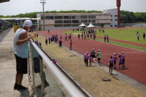 corrida e caminhada orientada na arena esportiva de volta redonda por profissionais de educação física arquico secom11