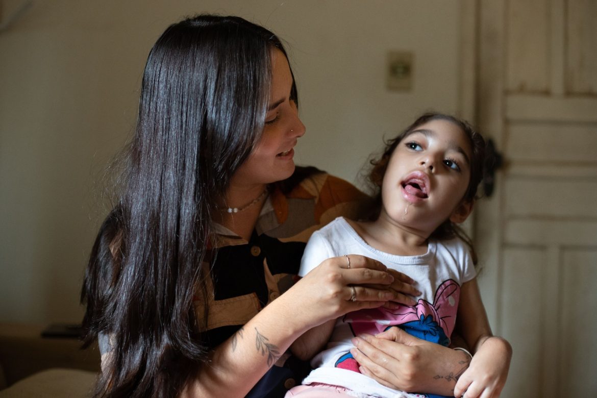 criança com paralisia cerebral apresenta evolução com tratamento pelo projeto da prefeitura de volta redonda cris oliveira secom