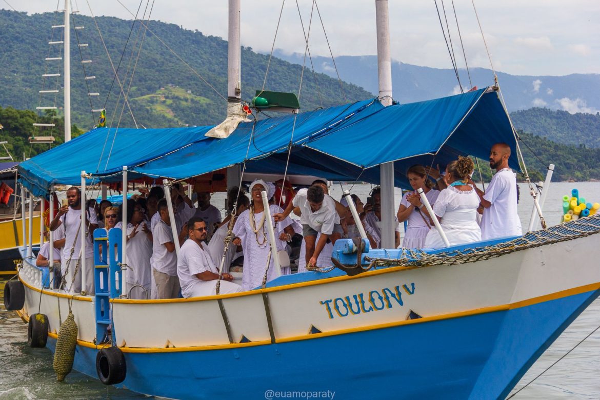 mutuan participa dos festejos para yemanjá com apresentação especial na praia do pontal, em paraty divulgação