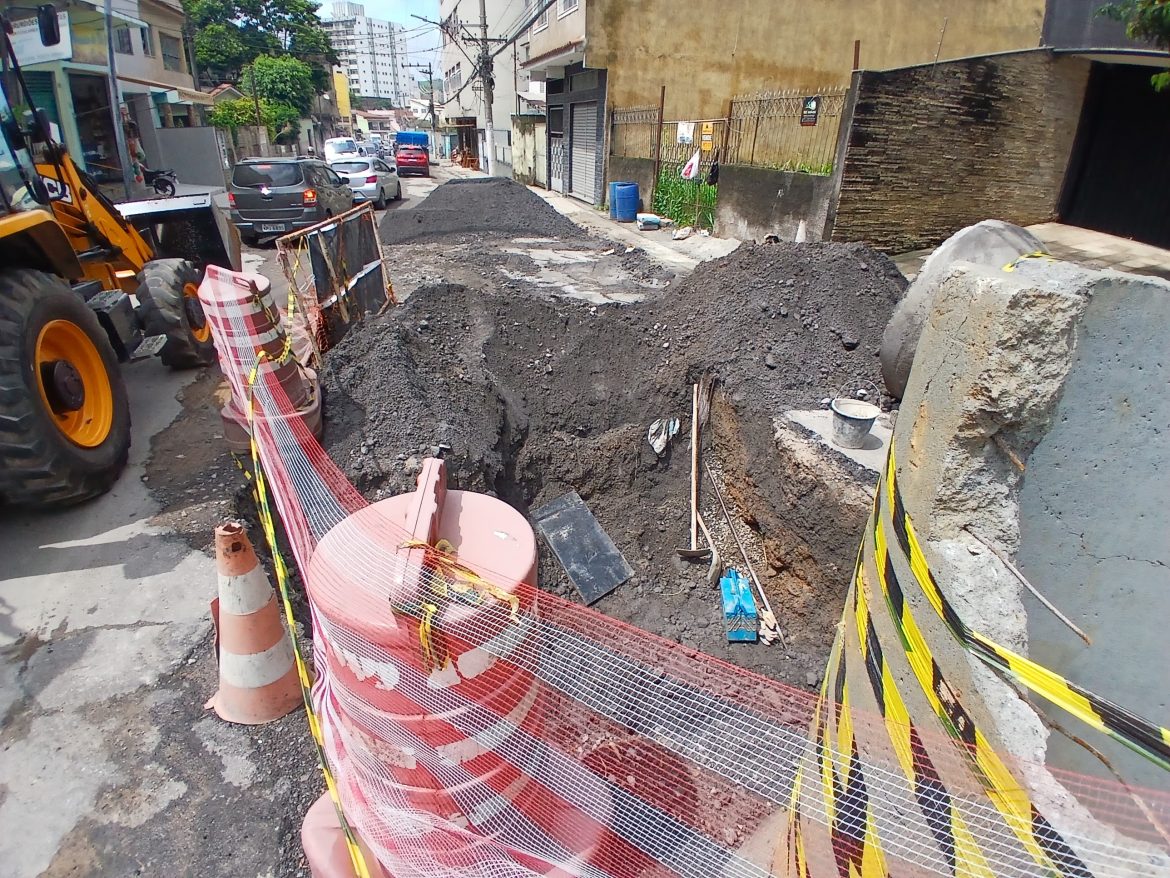 obra de construção da nova rede de drenagem na rua da imprensa, em barra mansa, chega na fase final paulo dimas