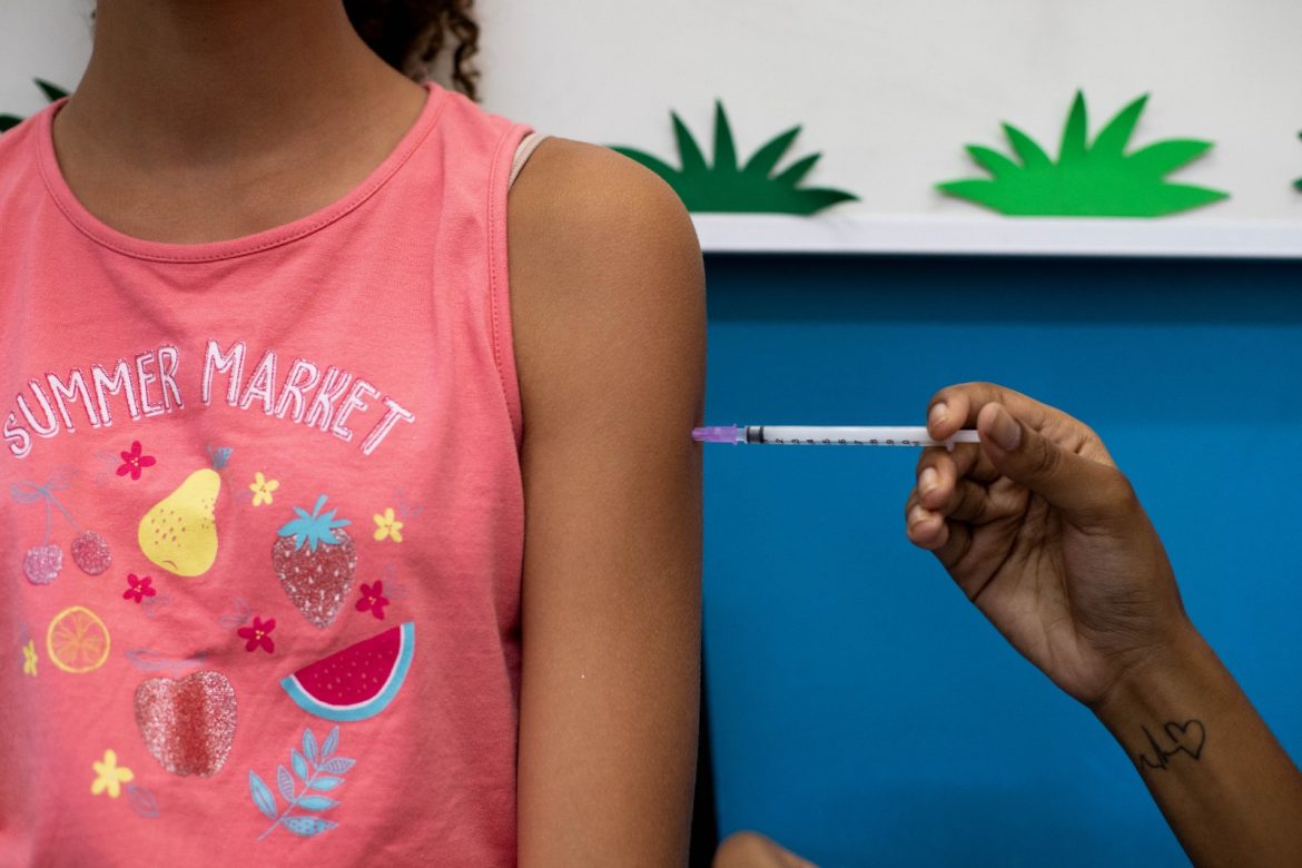 pais e responsáveis são convocados para atualizar carteira vacinal de crianças e adolescentes, em volta redonda cris oliveira secom