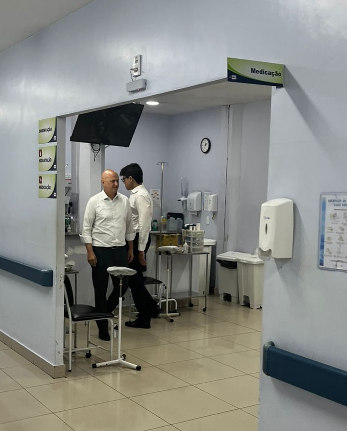 prefeito de resende visita hospital de emergência divulgação redes sociais