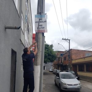 propagandas irregulares são retiradas das ruas de volta redonda em ação de combate a poluição visual divulgação semop