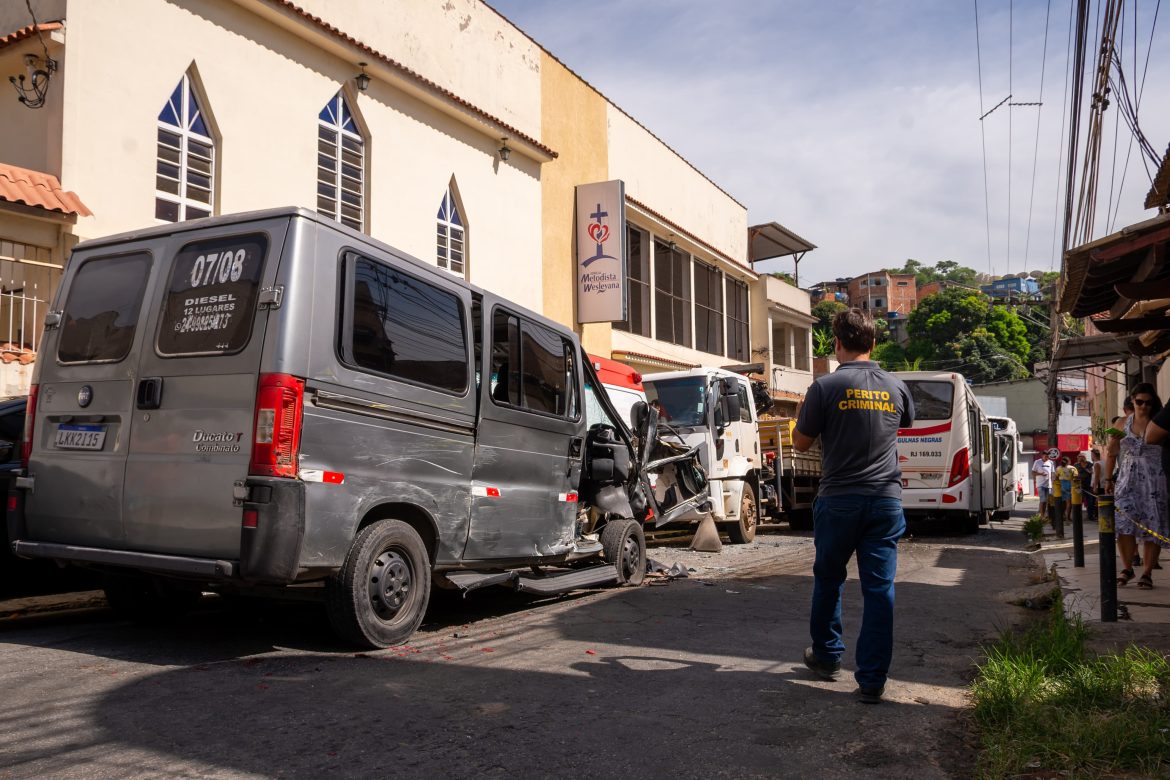 12 02 2025 acidente boa vista 2 envolvendo ônibus e van escolar 1 foto iam martins