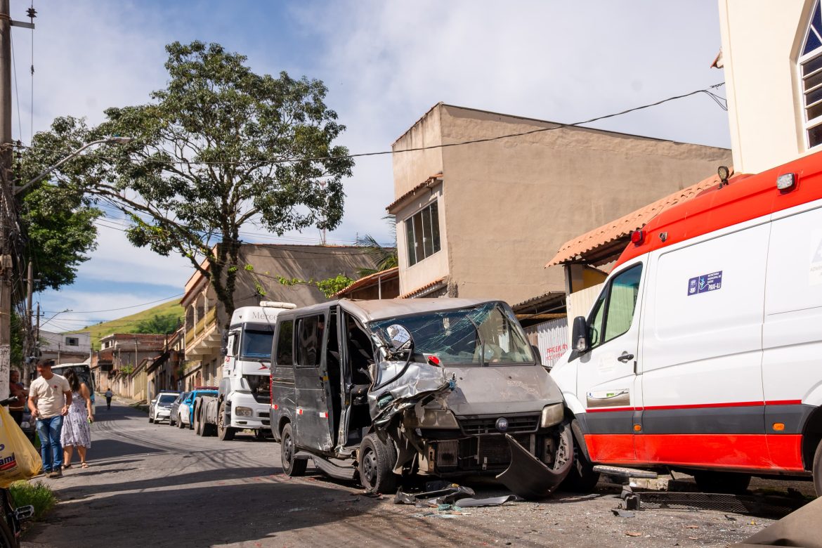 12 02 2025 acidente boa vista 2 envolvendo ônibus e van escolar 3 foto iam martins